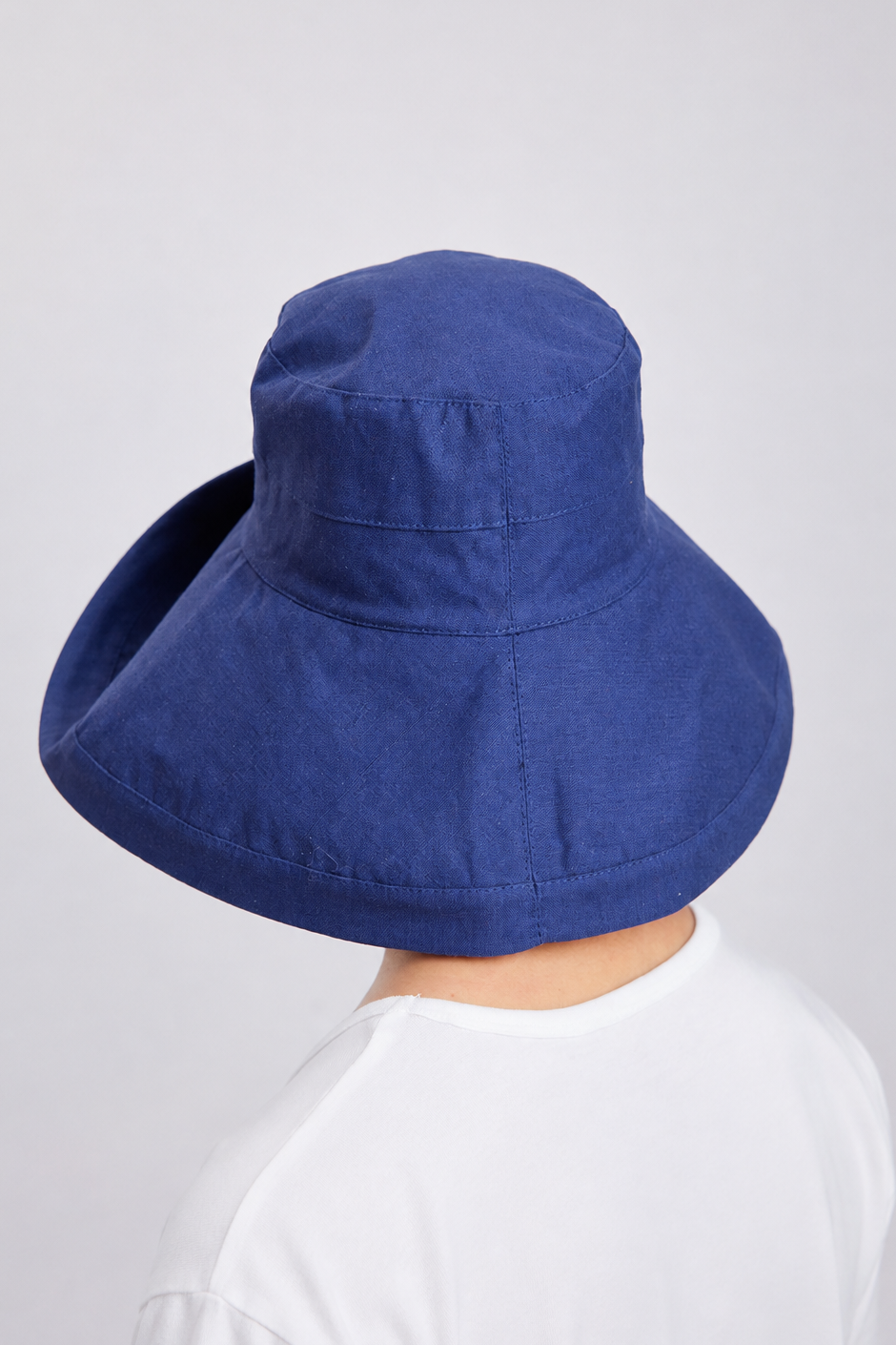 Margo & Main – Elke navy wide-brim foldable sun hat from the back, brim sloping down over the shoulders